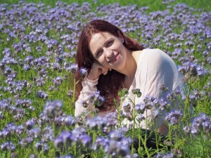 Anja Riemer in einem Feld mit Kornblumen